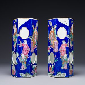Paire de rares porte-chapeaux en porcelaine de Chine famille rose sur fond bleu à décor de 'huit immortels', marque et époque de Tongzhi — photo 2