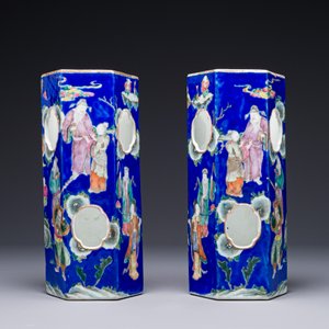 Paire de rares porte-chapeaux en porcelaine de Chine famille rose sur fond bleu à décor de 'huit immortels', marque et époque de Tongzhi — photo 5