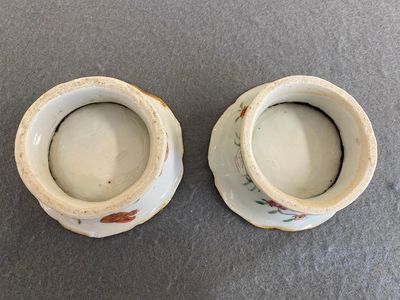 Paire de salerons en porcelaine de Chine famille rose, Qianlong — photo 2