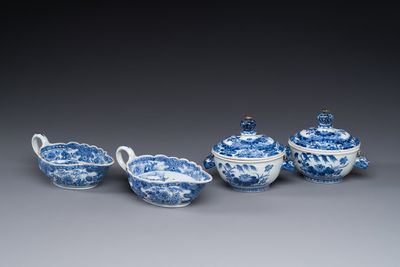 Paire de saucières et terrines couvertes en porcelaine de Chine en bleu et blanc, Qianlong