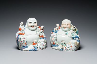 Paire de sculptures de Bouddha en porcelaine de Chine famille rose, marque de Zhu Mao Ji Zao 朱茂記造, République