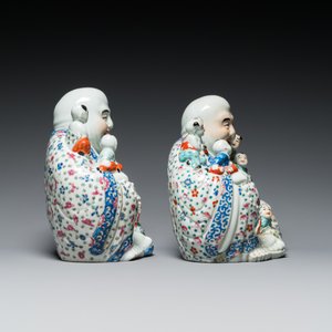Paire de sculptures de Bouddha en porcelaine de Chine famille rose, marque de Zhu Mao Ji Zao 朱茂記造, République — photo 3