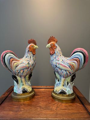Paire de sculptures de coq en porcelaine de Chine famille rose aux montures en bronze doré, Qianlong — photo 1