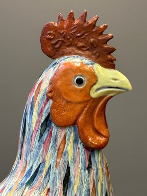 Paire de sculptures de coq en porcelaine de Chine famille rose aux montures en bronze doré, Qianlong — photo 12