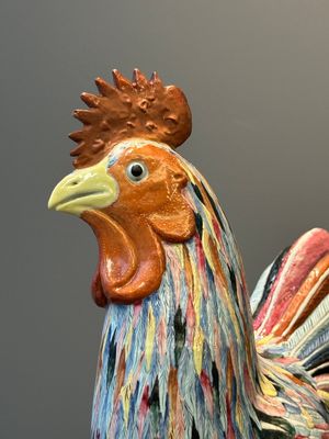 Paire de sculptures de coq en porcelaine de Chine famille rose aux montures en bronze doré, Qianlong — photo 13