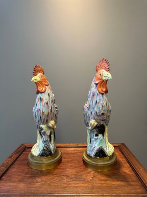 Paire de sculptures de coq en porcelaine de Chine famille rose aux montures en bronze doré, Qianlong — photo 2
