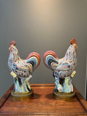 Paire de sculptures de coq en porcelaine de Chine famille rose aux montures en bronze doré, Qianlong — photo 3