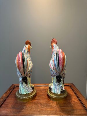 Paire de sculptures de coq en porcelaine de Chine famille rose aux montures en bronze doré, Qianlong — photo 4