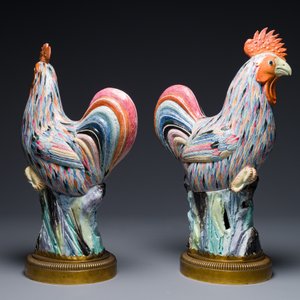 Paire de sculptures de coq en porcelaine de Chine famille rose aux montures en bronze doré, Qianlong — photo 3