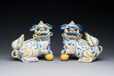 Paire de sculptures de lions en faïence portugaise polychrome, 17/18ème