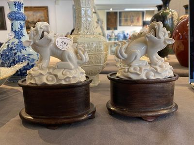 Paire de sculptures de xiezhi en porcelaine blanche de Chine de Dehua, probablement Kangxi — photo 1