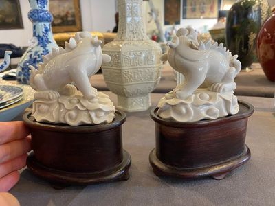 Paire de sculptures de xiezhi en porcelaine blanche de Chine de Dehua, probablement Kangxi — photo 3