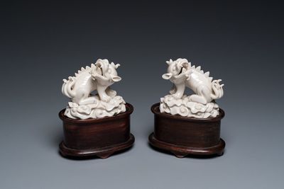 Paire de sculptures de xiezhi en porcelaine blanche de Chine de Dehua, probablement Kangxi