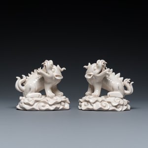 Paire de sculptures de xiezhi en porcelaine blanche de Chine de Dehua, probablement Kangxi — photo 3