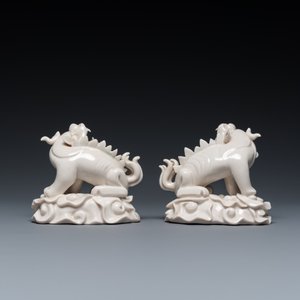 Paire de sculptures de xiezhi en porcelaine blanche de Chine de Dehua, probablement Kangxi — photo 5