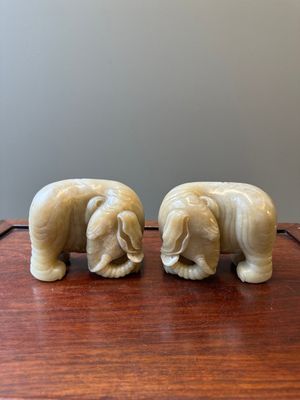 Paire de sculptures d'éléphants en jade blanc et rouille, Chine, Qianlong — photo 1