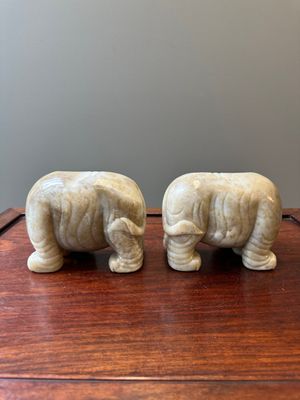 Paire de sculptures d'éléphants en jade blanc et rouille, Chine, Qianlong — photo 3
