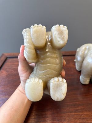Paire de sculptures d'éléphants en jade blanc et rouille, Chine, Qianlong — photo 6