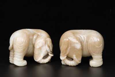 Paire de sculptures d'éléphants en jade blanc et rouille, Chine, Qianlong