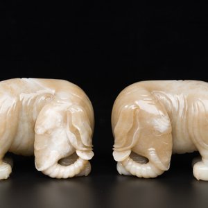 Paire de sculptures d'éléphants en jade blanc et rouille, Chine, Qianlong — photo 2