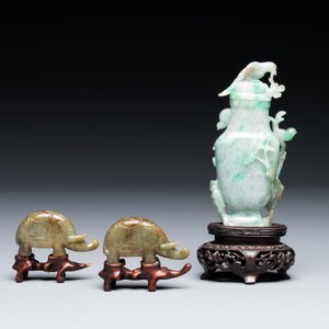 Paire de sculptures d'éléphants en jade et un vase couvert sur socles en bois, 19ème — photo 2