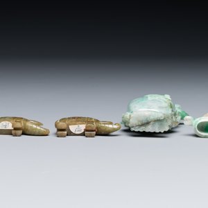Paire de sculptures d'éléphants en jade et un vase couvert sur socles en bois, 19ème — photo 3