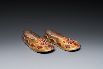 Paire de souliers en argent vermeil aux cabochons en cornaline, Ouzbékistan, 19ème