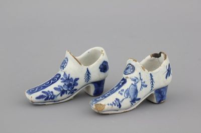 Paire de souliers en faïence de Delft, bleu et blanc, 18e