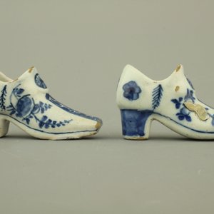 Paire de souliers en faïence de Delft, bleu et blanc, 18e — photo 2