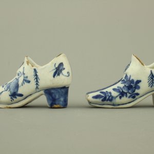 Paire de souliers en faïence de Delft, bleu et blanc, 18e — photo 4