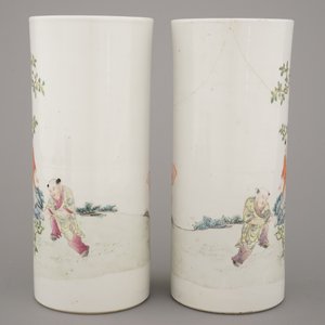 Paire de supports pour chapeaux en porcelaine de Chine à décor de garçons jouant, 19e — photo 3