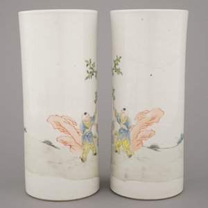 Paire de supports pour chapeaux en porcelaine de Chine à décor de garçons jouant, 19e — photo 4
