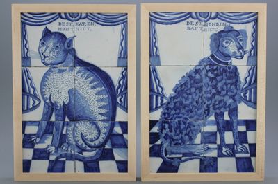 Paire de tableaux de carreaux en faïence de Delft, bleu et blanc, portraits de chat et chien assis en dessous d'un rideau, 18e