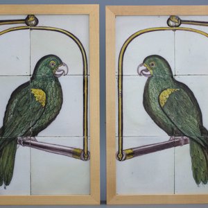 Paire de tableaux de carreaux en faïence de Delft, polychrome, décor de perroquets, probablement fabrique Aalmis Rotterdam, 18e — photo 1