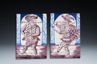 Paire de tableaux de carreaux en faïence en bleu, blanc et manganèse figurant 'Hans Worst' et son frère, probablement Rotterdam, 18ème