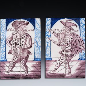 Paire de tableaux de carreaux en faïence en bleu, blanc et manganèse figurant 'Hans Worst' et son frère, probablement Rotterdam, 18ème — photo 1