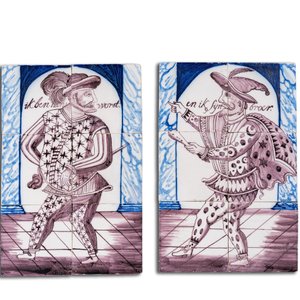 Paire de tableaux de carreaux en faïence en bleu, blanc et manganèse figurant 'Hans Worst' et son frère, probablement Rotterdam, 18ème — photo 2