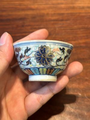 Paire de tasse en porcelaine de Chine doucai à décor de rinceaux de lotus, marque et époque de Guangxu — photo 4