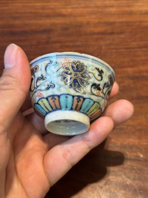 Paire de tasse en porcelaine de Chine doucai à décor de rinceaux de lotus, marque et époque de Guangxu — photo 5