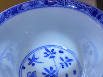 Paire de tasses et soucoupes ajourées et à double parois en porcelaine de Chine en bleu et blanc, Kangxi — photo 15