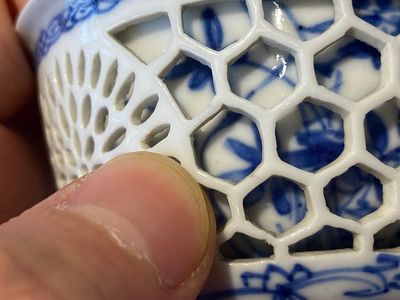 Paire de tasses et soucoupes ajourées et à double parois en porcelaine de Chine en bleu et blanc, Kangxi — photo 16