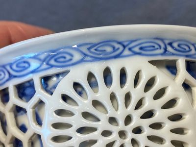 Paire de tasses et soucoupes ajourées et à double parois en porcelaine de Chine en bleu et blanc, Kangxi — photo 17