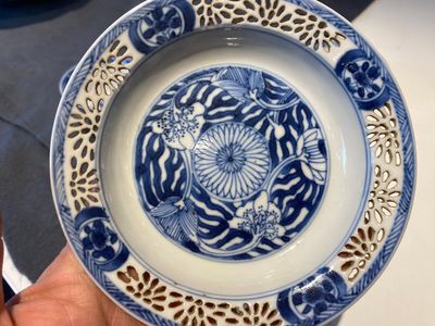 Paire de tasses et soucoupes ajourées et à double parois en porcelaine de Chine en bleu et blanc, Kangxi — photo 7