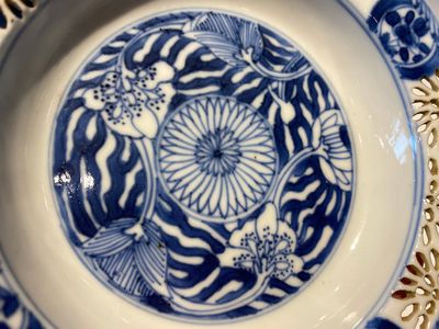 Paire de tasses et soucoupes ajourées et à double parois en porcelaine de Chine en bleu et blanc, Kangxi — photo 8
