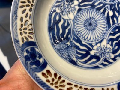 Paire de tasses et soucoupes ajourées et à double parois en porcelaine de Chine en bleu et blanc, Kangxi — photo 10