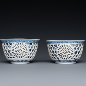 Paire de tasses et soucoupes ajourées et à double parois en porcelaine de Chine en bleu et blanc, Kangxi — photo 5