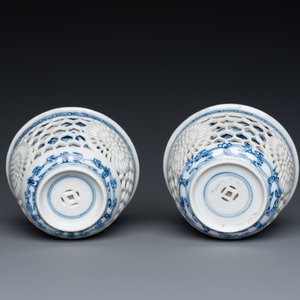 Paire de tasses et soucoupes ajourées et à double parois en porcelaine de Chine en bleu et blanc, Kangxi — photo 9