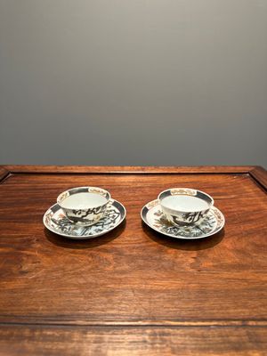 Paire de tasses et soucoupes en porcelaine de Chine à décor de faisan en grisaille et doré, Yongzheng — photo 1