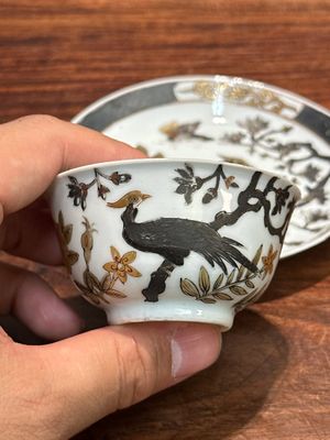 Paire de tasses et soucoupes en porcelaine de Chine à décor de faisan en grisaille et doré, Yongzheng — photo 2