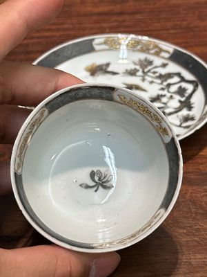 Paire de tasses et soucoupes en porcelaine de Chine à décor de faisan en grisaille et doré, Yongzheng — photo 4